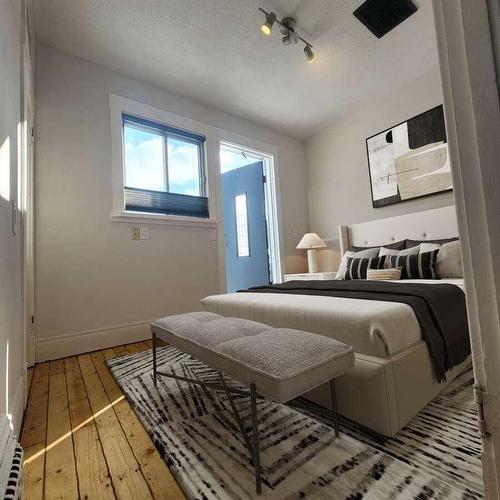 802 9 Street Se, Calgary, AB - Indoor Photo Showing Bedroom