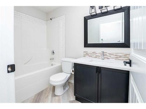 28 Vincent Close, Red Deer, AB - Indoor Photo Showing Bathroom