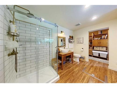 5330 46 Avenue, Red Deer, AB - Indoor Photo Showing Bathroom