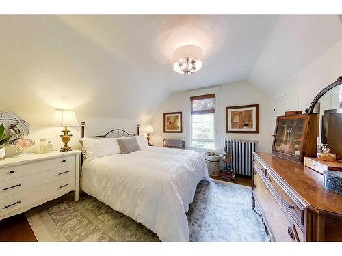 5330 46 Avenue, Red Deer, AB - Indoor Photo Showing Bedroom