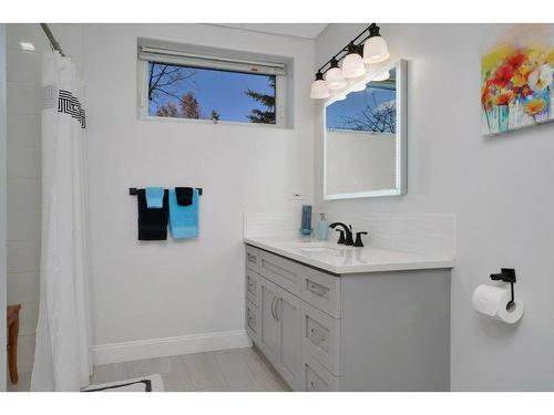 5207 57 A Street Close, Stettler, AB - Indoor Photo Showing Bathroom