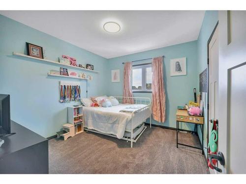 8 Elma Street, Lacombe, AB - Indoor Photo Showing Bedroom