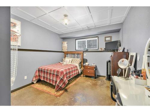 8 Elma Street, Lacombe, AB - Indoor Photo Showing Bedroom