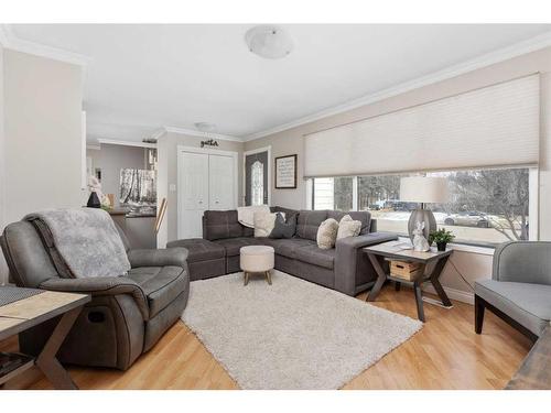 5029 49 Street, Sedgewick, AB - Indoor Photo Showing Living Room