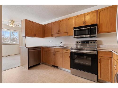 72-2816 Botterill Crescent, Red Deer, AB - Indoor Photo Showing Kitchen With Double Sink