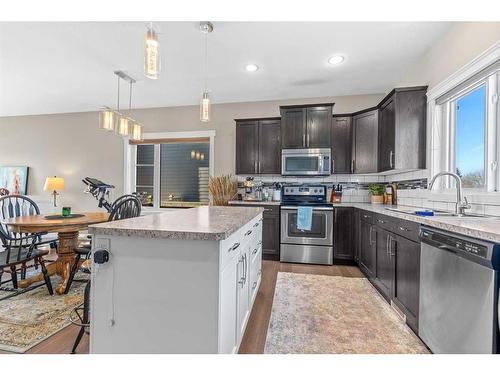738 Cypress Lane, Springbrook, AB - Indoor Photo Showing Kitchen With Upgraded Kitchen