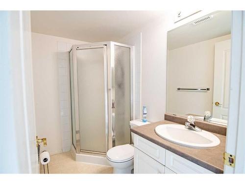 102-5435 Lakeshore Drive, Sylvan Lake, AB - Indoor Photo Showing Bathroom
