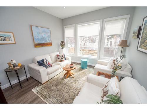 4607 45 Street, Red Deer, AB - Indoor Photo Showing Living Room