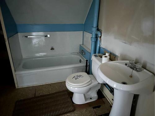 4917 Railway Avenue, Coronation, AB - Indoor Photo Showing Bathroom
