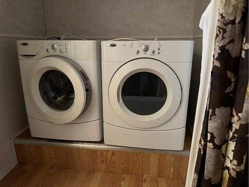 4917 Railway Avenue, Coronation, AB - Indoor Photo Showing Laundry Room