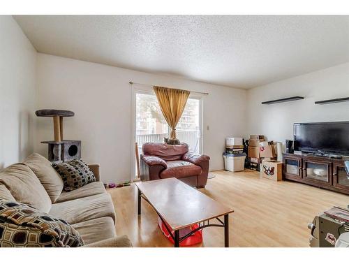 82-5935 63 Street, Red Deer, AB - Indoor Photo Showing Living Room