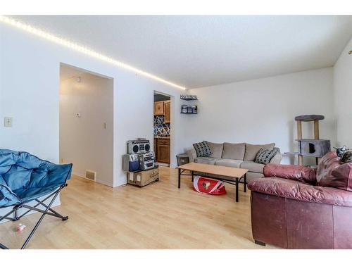 82-5935 63 Street, Red Deer, AB - Indoor Photo Showing Living Room