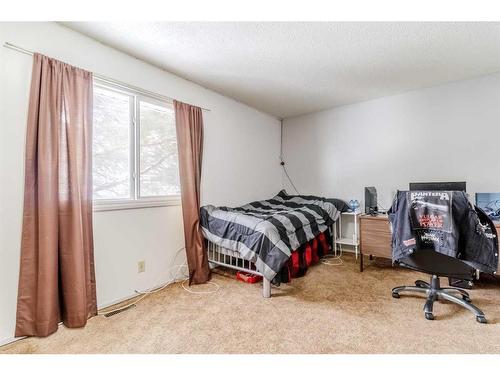 82-5935 63 Street, Red Deer, AB - Indoor Photo Showing Bedroom