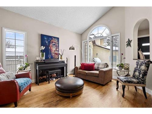 21 Silverstone Mews Nw, Calgary, AB - Indoor Photo Showing Living Room