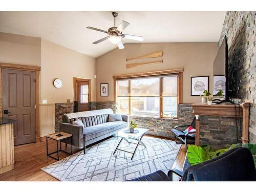 3911 50 Avenue, Sylvan Lake, AB - Indoor Photo Showing Living Room