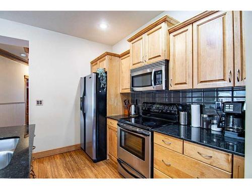 3911 50 Avenue, Sylvan Lake, AB - Indoor Photo Showing Kitchen
