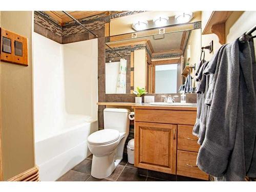 3911 50 Avenue, Sylvan Lake, AB - Indoor Photo Showing Bathroom