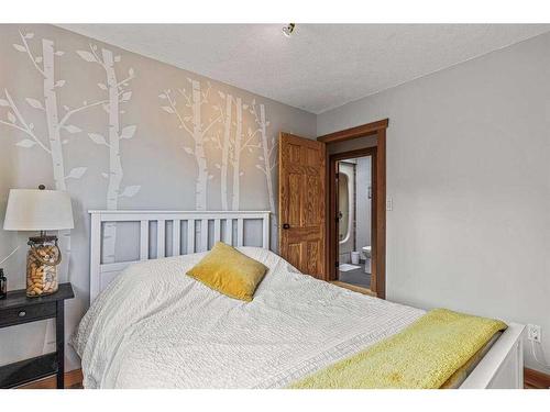 342 Hoodoo Crescent, Canmore, AB - Indoor Photo Showing Bedroom