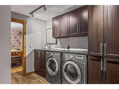 342 Hoodoo Crescent, Canmore, AB - Indoor Photo Showing Laundry Room