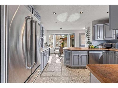 342 Hoodoo Crescent, Canmore, AB - Indoor Photo Showing Kitchen With Upgraded Kitchen