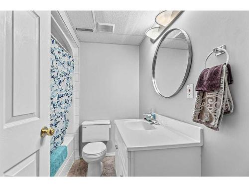 14 Fawn Close, Sylvan Lake, AB - Indoor Photo Showing Bathroom