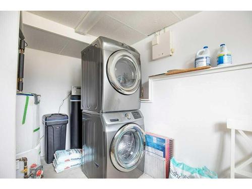 14 Fawn Close, Sylvan Lake, AB - Indoor Photo Showing Laundry Room