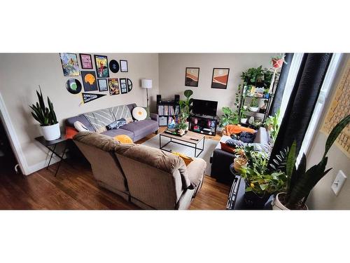 1-6-4712 50 Street, Camrose, AB - Indoor Photo Showing Living Room