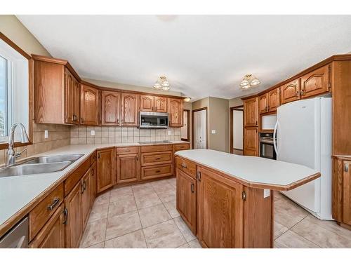 6041 47 Street Close, Innisfail, AB - Indoor Photo Showing Kitchen With Double Sink
