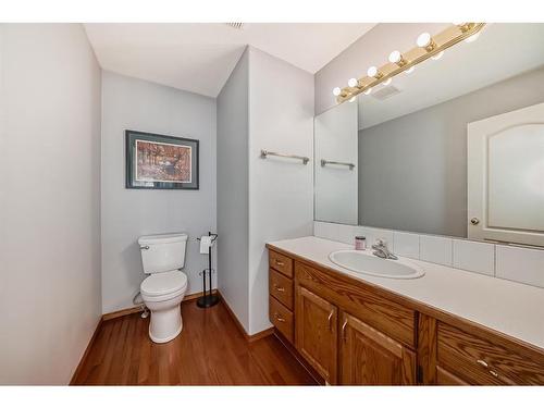 6041 47 Street Close, Innisfail, AB - Indoor Photo Showing Bathroom