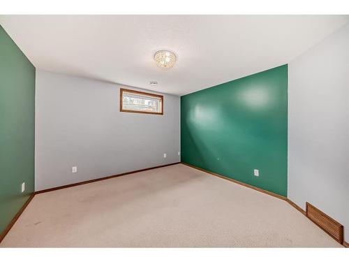 6041 47 Street Close, Innisfail, AB - Indoor Photo Showing Other Room