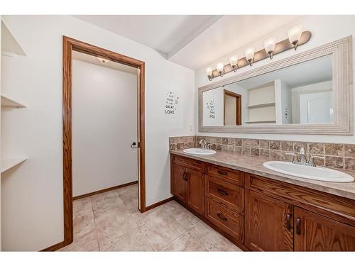 6041 47 Street Close, Innisfail, AB - Indoor Photo Showing Bathroom