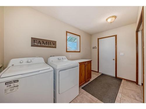 6041 47 Street Close, Innisfail, AB - Indoor Photo Showing Laundry Room