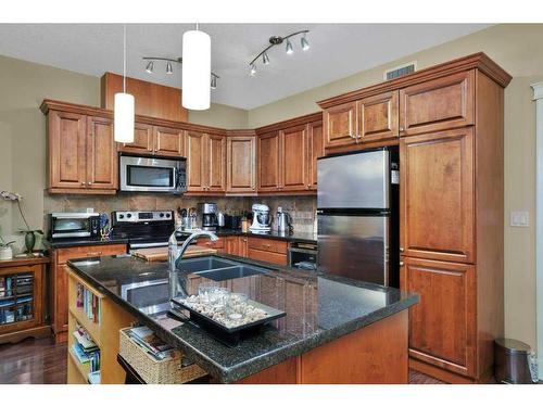 203-4707 50 Street, Sylvan Lake, AB - Indoor Photo Showing Kitchen With Double Sink