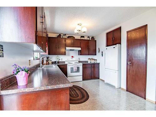40411 Range Road 245.5, Rural Lacombe County, AB - Indoor Photo Showing Kitchen