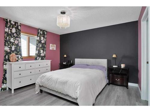 146 Robinson Crescent, Red Deer, AB - Indoor Photo Showing Bedroom
