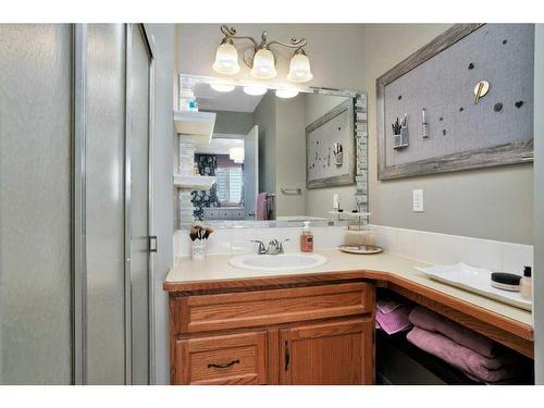 146 Robinson Crescent, Red Deer, AB - Indoor Photo Showing Bathroom