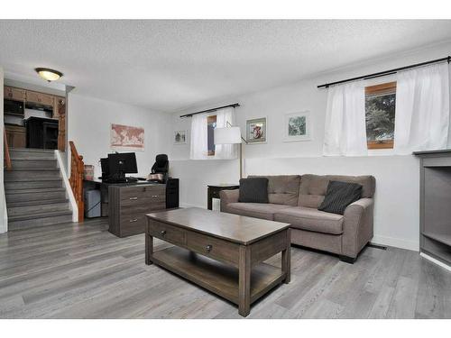 146 Robinson Crescent, Red Deer, AB - Indoor Photo Showing Living Room