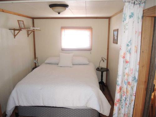 3925 50 Avenue, Sylvan Lake, AB - Indoor Photo Showing Bedroom