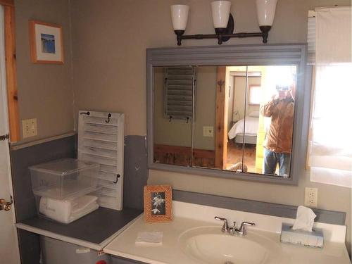 3925 50 Avenue, Sylvan Lake, AB - Indoor Photo Showing Bathroom