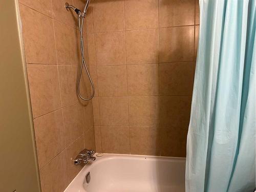 301-4722 44 Street, Sylvan Lake, AB - Indoor Photo Showing Bathroom