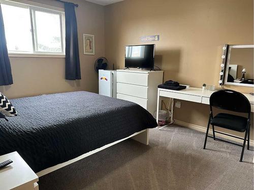 301-4722 44 Street, Sylvan Lake, AB - Indoor Photo Showing Bedroom