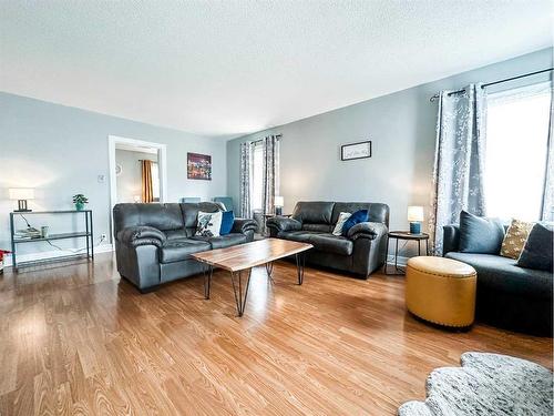 5001 57 Street, Stettler, AB - Indoor Photo Showing Living Room