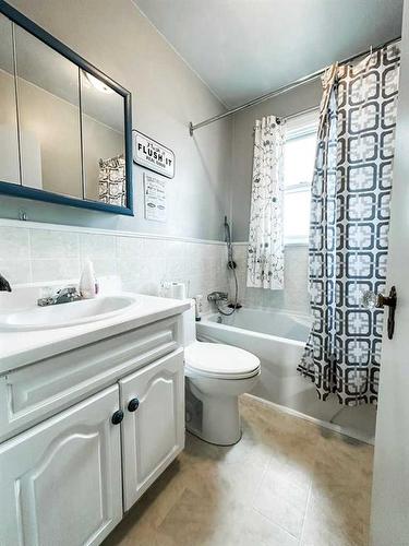 5001 57 Street, Stettler, AB - Indoor Photo Showing Bathroom