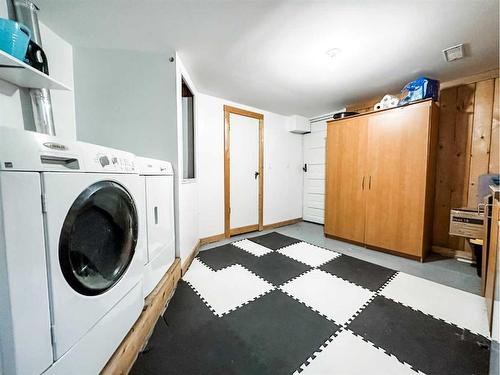 5001 57 Street, Stettler, AB - Indoor Photo Showing Laundry Room