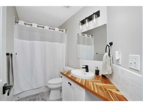 8 Pritchard Close, Sylvan Lake, AB - Indoor Photo Showing Bathroom