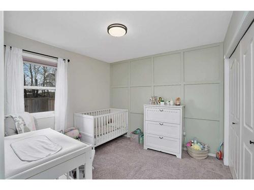 8 Pritchard Close, Sylvan Lake, AB - Indoor Photo Showing Bedroom