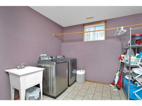 8 Pritchard Close, Sylvan Lake, AB - Indoor Photo Showing Laundry Room