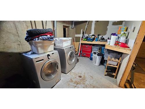 4901 49 Avenue, Castor, AB - Indoor Photo Showing Laundry Room