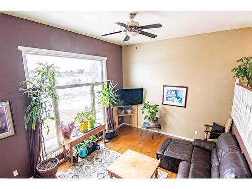 5403 49 Avenue, Alix, AB - Indoor Photo Showing Living Room