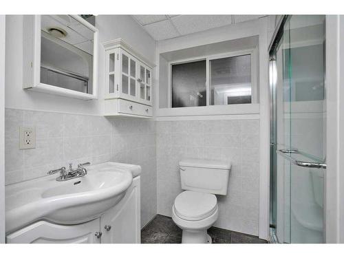 3408 50 Avenue, Innisfail, AB - Indoor Photo Showing Bathroom